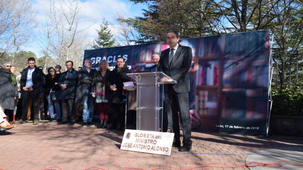 León Inaugura La Placa Por La Que La Rotonda De El Crucero Pasa A Llamarse ‘Glor León Inaugura La Placa Por La Que La Rotonda De El Crucero Pasa A Llamarse ‘Glor