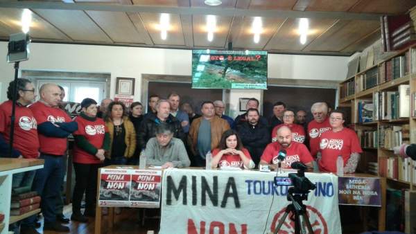 Lectura de manifiesto contra la Mina de cobre de Touro Lectura de manifiesto contra la Mina de cobre de Touro