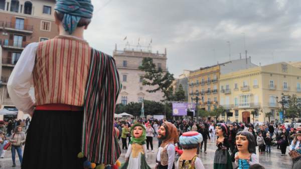 Los cabezudos han llenado la plaza de la Virgen de València Los cabezudos han llenado la plaza de la Virgen de València