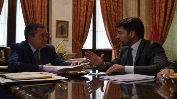 Juan Espadas y Beltrán Pérez, druante la reunión Juan Espadas y Beltrán Pérez, druante la reunión