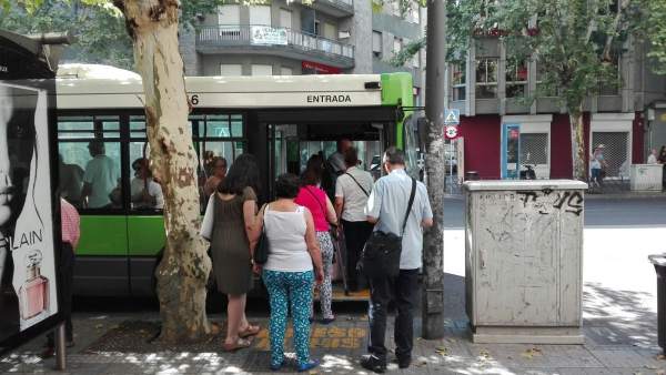Usuarios montan en un autobús urbano en Córdoba Usuarios montan en un autobús urbano en Córdoba