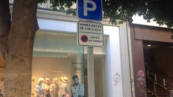 Una señal en valenciano en València Una señal en valenciano en València