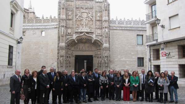 Representantes de las Cortes y de la ciudad de Valladolid ante San Gregorio Representantes de las Cortes y de la ciudad de Valladolid ante San Gregorio