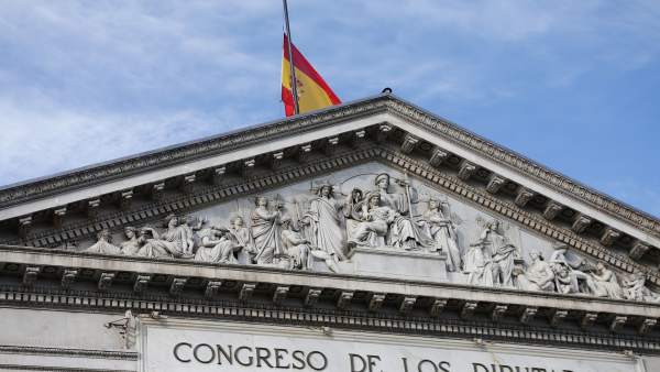 Fachada del Congreso, con la bandera a media asta Fachada del Congreso, con la bandera a media asta