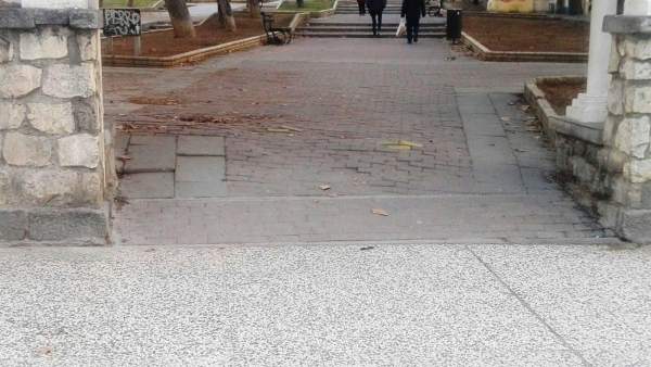 Uno de los accesos al parque Pignatelli Uno de los accesos al parque Pignatelli