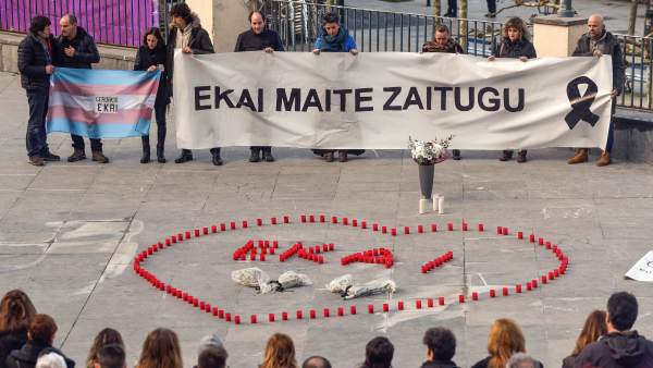 Cientos de personas recuerdan en Ondarroa al adolescente transexual fallecido
Cientos de personas recuerdan en Ondarroa al adolescente transexual fallecido