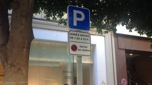 Una señal en valenciano en València Una señal en valenciano en València