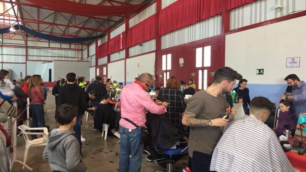 Peluqueros y personas que han ido a cortarse el pelo para colaborar con la causa Peluqueros y personas que han ido a cortarse el pelo para colaborar con la causa