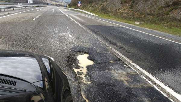Baches en la A-6 en el tramo gallego Baches en la A-6 en el tramo gallego