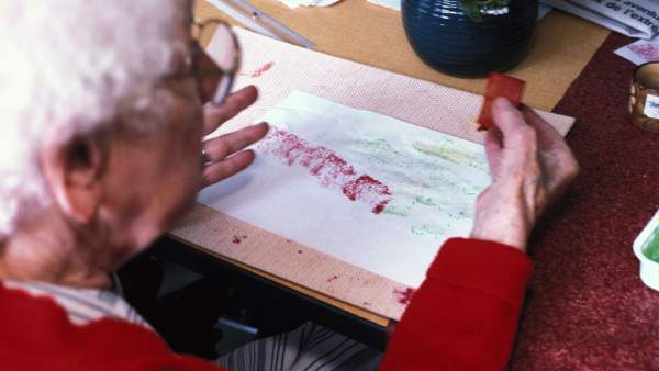 Una anciana con Alzheimer Una anciana con Alzheimer