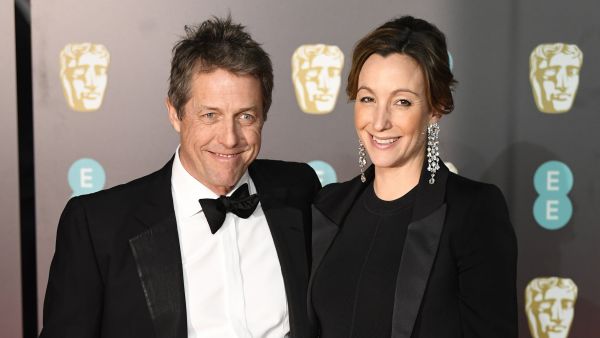 Hugh Grant y Anna Eberstein Hugh Grant y Anna Eberstein