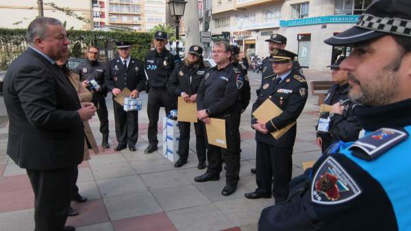 Francisco Bernabé, posa en el acto con policías locales Francisco Bernabé, posa en el acto con policías locales