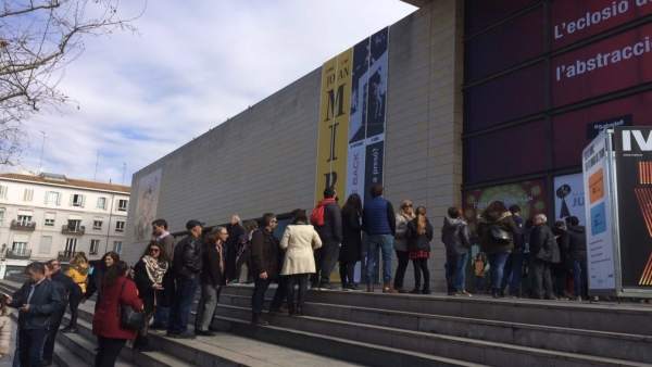 Unes 3.500 persones visiten la mostra de Miró en el seu primer cap de setmana Unes 3.500 persones visiten la mostra de Miró en el seu primer cap de setmana