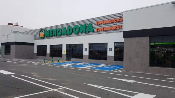 Fachada del Mercadona de Punta Umbría (Huelva). Fachada del Mercadona de Punta Umbría (Huelva).