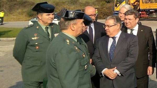 Zoido con la mandos de la Guardia Civil en La Línea Zoido con la mandos de la Guardia Civil en La Línea