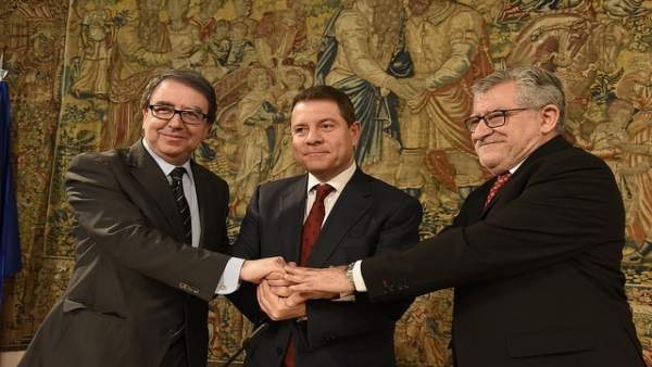 Firma del contrato programa entre la Junta y la UAH Firma del contrato programa entre la Junta y la UAH