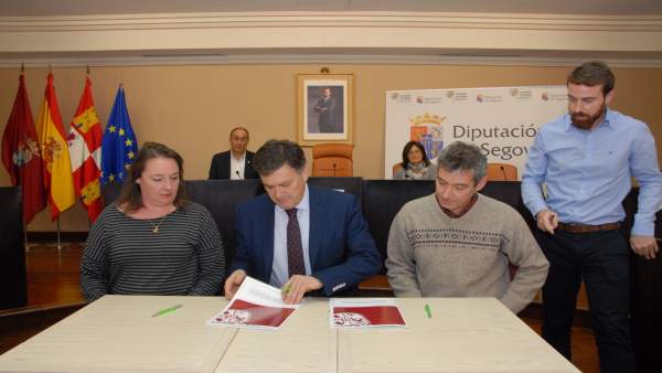 Vázquez (C) firma los acuerdos para el programa Crecemos Vázquez (C) firma los acuerdos para el programa Crecemos