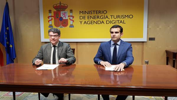 Nadal firma con el alcalde de Almería un convenio para implantar el SIT Nadal firma con el alcalde de Almería un convenio para implantar el SIT