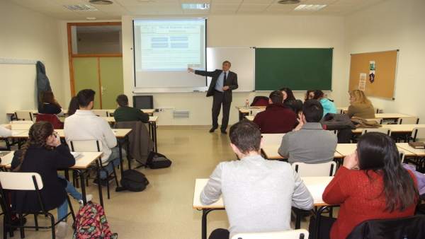 Curso de financiación bancaria y planes de empresas con alumnos de la UJA. Curso de financiación bancaria y planes de empresas con alumnos de la UJA.