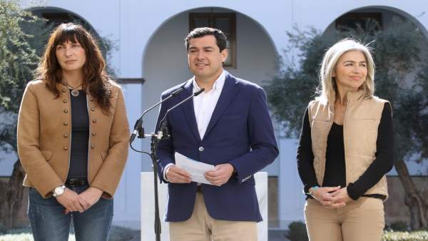 Juanma Moreno, hoy junto a Loles López y Patricia Del Pozo Juanma Moreno, hoy junto a Loles López y Patricia Del Pozo