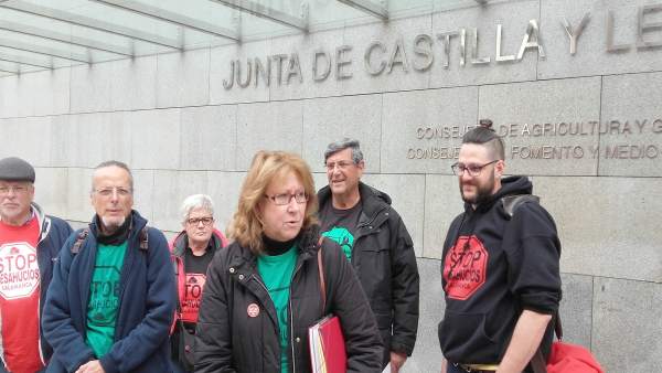 Miembros de las plataformas a su salida de la reunión Miembros de las plataformas a su salida de la reunión