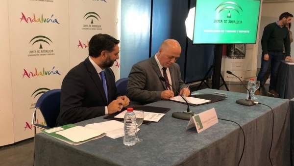 El consejero de Turismo (izda.) y el presidente de la Diputación de Córdoba El consejero de Turismo (izda.) y el presidente de la Diputación de Córdoba