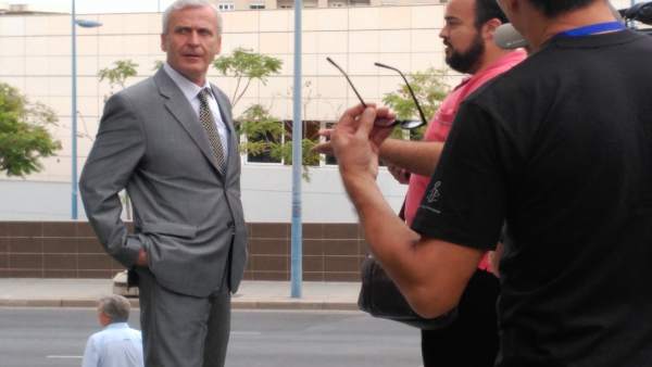 Demetrio Carmona en la puerta del juzgado Demetrio Carmona en la puerta del juzgado
