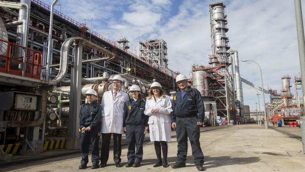 La presidenta de la Junta, Susana Díaz, y el consejero de Cepsa, Pedro Miró. La presidenta de la Junta, Susana Díaz, y el consejero de Cepsa, Pedro Miró.