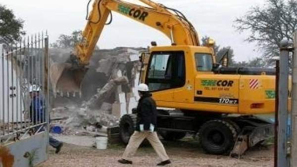 Una retroexcavadora derriba la vivienda de los Prior en 2008 Una retroexcavadora derriba la vivienda de los Prior en 2008
