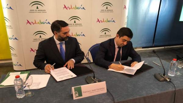 Fernández y Reyes firman el convenio del Plan de Acción 2018. Fernández y Reyes firman el convenio del Plan de Acción 2018.