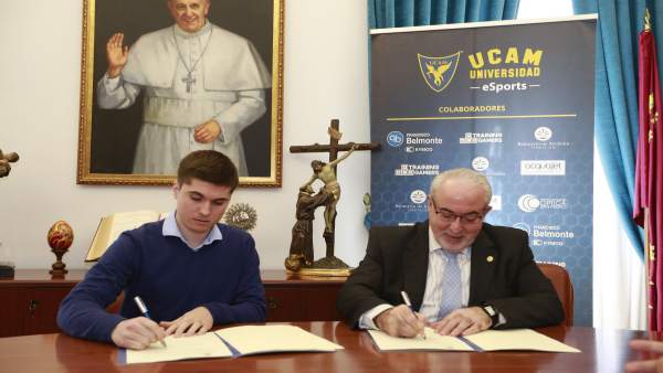 Fotografía del acuerdo firmado entre la UCAM y Ángel Pérez (magoangelESP) Fotografía del acuerdo firmado entre la UCAM y Ángel Pérez (magoangelESP)