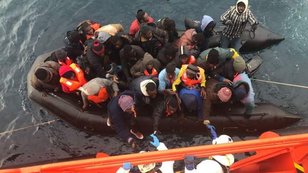 Patera rescatada con 36 personas Patera rescatada con 36 personas