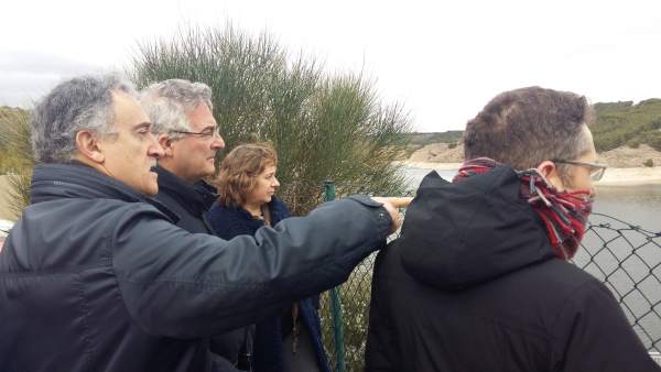 Los consejeros de Desarrollo Rural de Aragón y Navarra en el embalse del Val Los consejeros de Desarrollo Rural de Aragón y Navarra en el embalse del Val