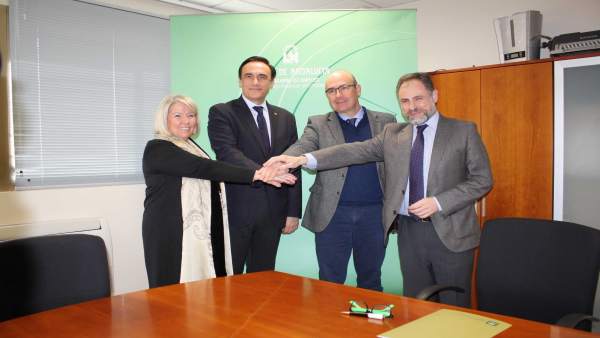 Autoridades en la firma del acuerdo Autoridades en la firma del acuerdo