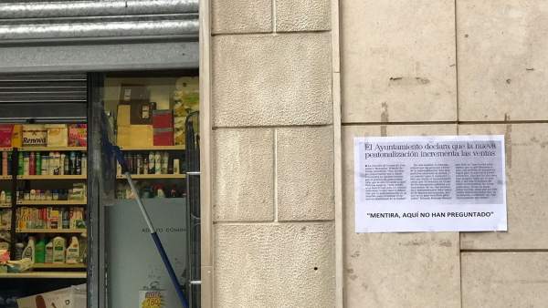 Cartel instalado en la fachada de un establecimiento del centro de Jaén. Cartel instalado en la fachada de un establecimiento del centro de Jaén.