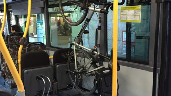Solución para transportar una bicicleta en un autobús metropolitano Solución para transportar una bicicleta en un autobús metropolitano