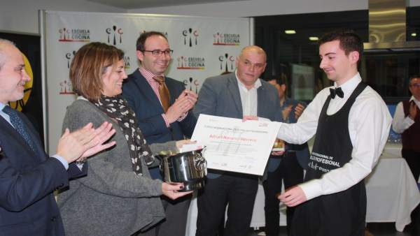 Adrián Navarro recibe el premio Adrián Navarro recibe el premio