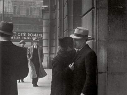 Brassaï. Amantes en el Gare Saint-Lazare (Lovers at the Gare Saint-Lazare), c. 1937