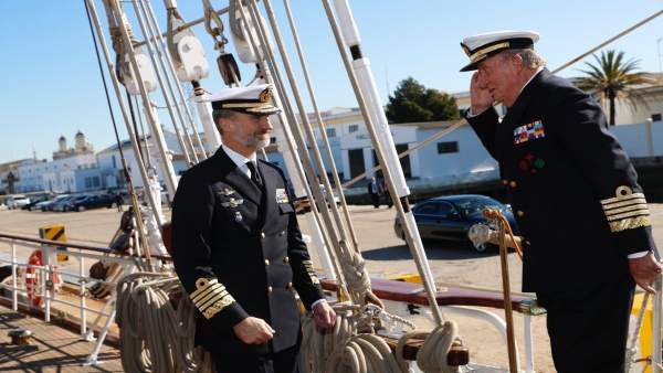 El Rey Felipe y El Rey Juan Carlos en la visita al Buque Juan Sebastián Elcano El Rey Felipe y El Rey Juan Carlos en la visita al Buque Juan Sebastián Elcano