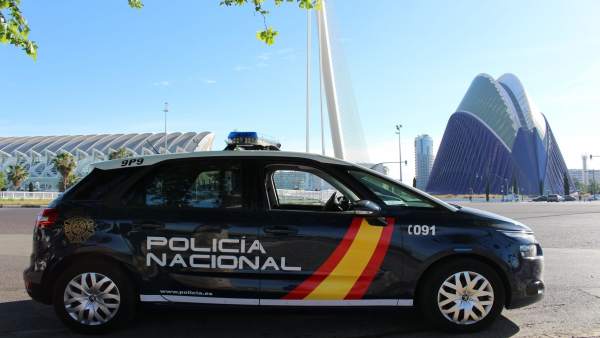 Un Policia Nacional fora de servei auxilia un nadó que s'estava ofegant Un Policia Nacional fora de servei auxilia un nadó que s'estava ofegant