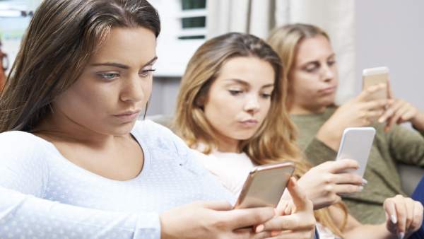 El uso de redes sociales repercute en la salud mental de los jóvenes. El uso de redes sociales repercute en la salud mental de los jóvenes.