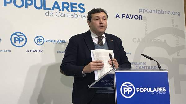 El portavoz del PP de Cantabria, Iñigo Fernández, en rueda de prensa El portavoz del PP de Cantabria, Iñigo Fernández, en rueda de prensa