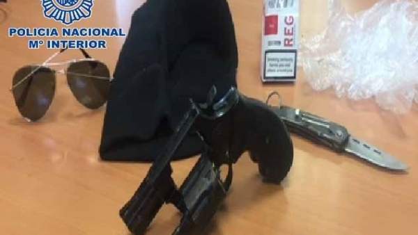Objetos intervenidos al presunto atracador sorprendido 'in fraganti' Objetos intervenidos al presunto atracador sorprendido 'in fraganti'