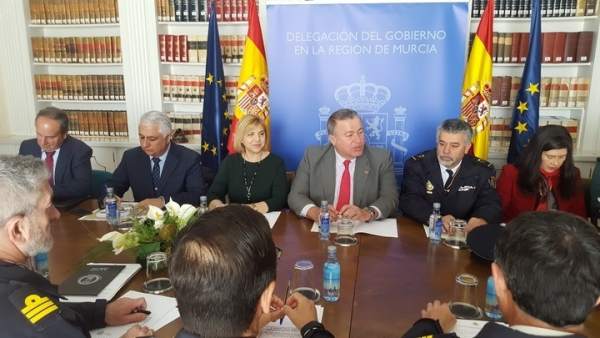 La consejra de Familia junto al delegado en la reunión La consejra de Familia junto al delegado en la reunión