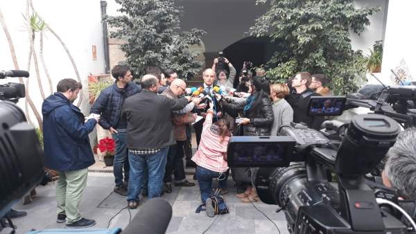 Camps atiende a los periodistas Camps atiende a los periodistas