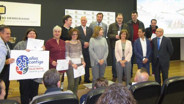 Foto de familia de los alumnos del programa Ciberment con representantes público Foto de familia de los alumnos del programa Ciberment con representantes público