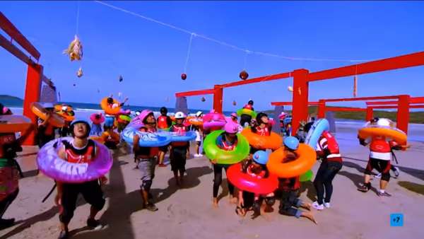 Castillo Takeshi Humor amarillo Castillo Takeshi Humor amarillo