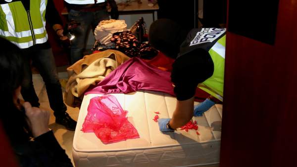 La Policía Nacional Detiene A Seis Personas Que Presuntamente Explotaban A Mujer La Policía Nacional Detiene A Seis Personas Que Presuntamente Explotaban A Mujer