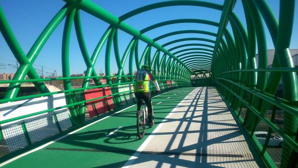 Abierta al fin la nueva pasarela ciclista de la SE-30 Abierta al fin la nueva pasarela ciclista de la SE-30