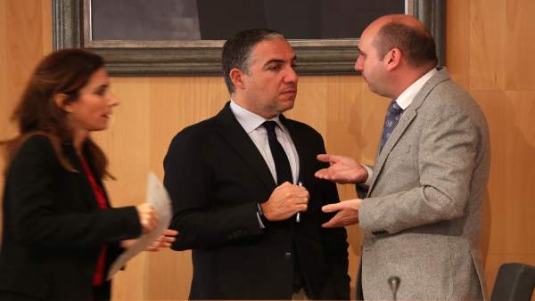 Diputación Bendodo conversa con portavoz del PSOE francisco conejo pleno Diputación Bendodo conversa con portavoz del PSOE francisco conejo pleno